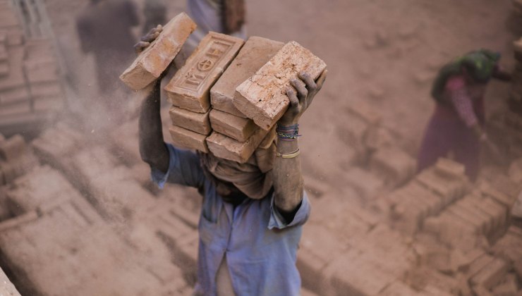 giudice condanna lavoro famiglia ricca